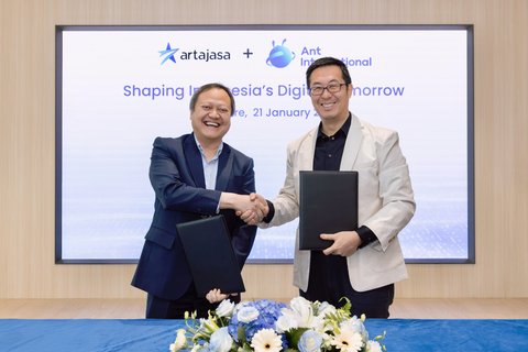 thumbnail The MoU was officially signed in Singapore by Armand Hermawan, President Director & Chief Executive Officer of Artajasa (L), and Pan Yan, Head of Strategic Partnership Office for Alipay+, Ant International (R).