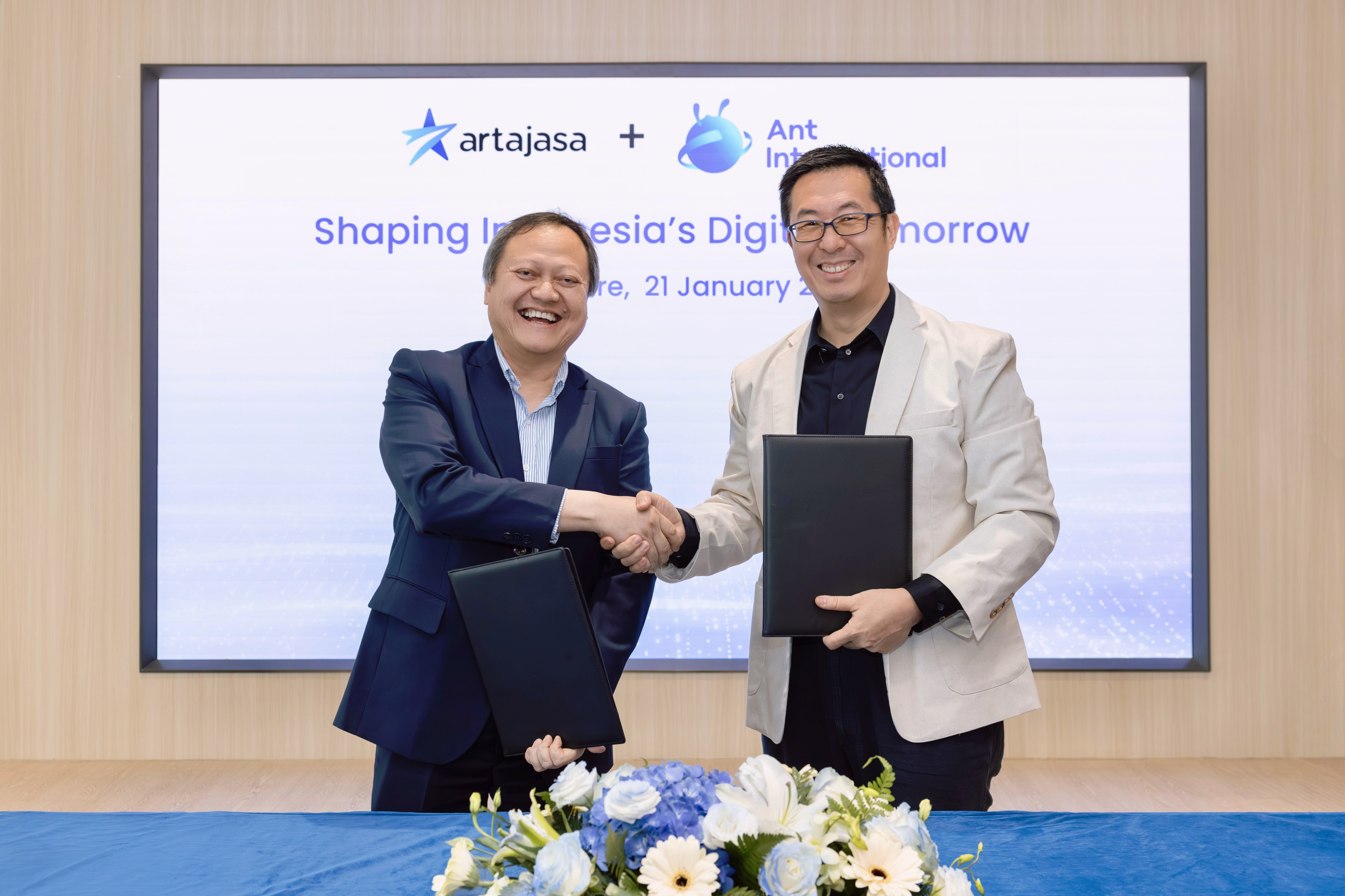 The MoU was officially signed in Singapore by Armand Hermawan, President Director u0026amp; Chief Executive Officer of Artajasa (L), and Pan Yan, Head of Strategic Partnership Office for Alipay+, Ant International (R).