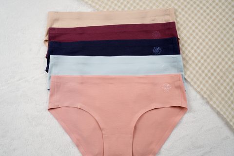 Created with high quality, organic cotton with just the right amount of stretch, the Bleuet Organic Cotton Hipster Briefs feel gentle on the skin and give breathable comfort all day long. Made to be super lightweight to disappear under everything from leggings to jeans.