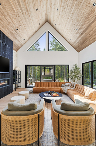 MILGARD’s AX650 Moving Glass Wall System connects the home’s living space with outdoor areas.