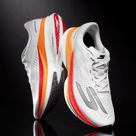 Introducing the new Skechers® AERO Razor™, the latest technical running shoe in the Skechers AERO Series (men’s colorway pictured).