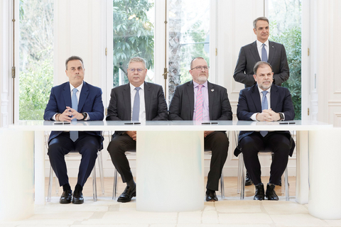 Snapshot from the signing of the lease agreements at the Maximos Mansion, attended by Prime Minister Kyriakos Mitsotakis. From left: Stavros Papastavrou, Minister of Environment and Energy; Andreas Shiamishis, CEO of HELLENiQ ENERGY; Gavin Lewis, VP Global New Ventures at Chevron; and Aristofanis Stefatos, CEO of HEREMA