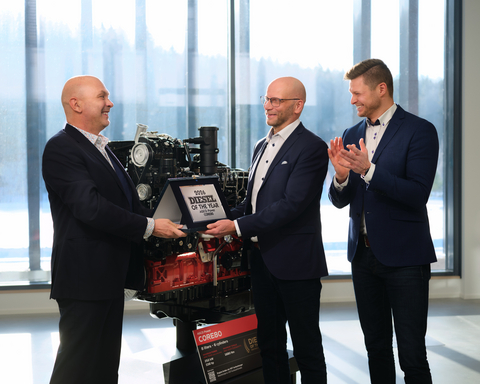 Powertrain International Editor-in-Chief Fabio Butturi (left) presents the Diesel Engine of the Year 2026 award to AGCO Power Vice President Juha Tervala. Next to them, AGCO Power Project Manager for Engineering Juha-Pekka Asikainen applauds. In the background: the CORE80 engine.
