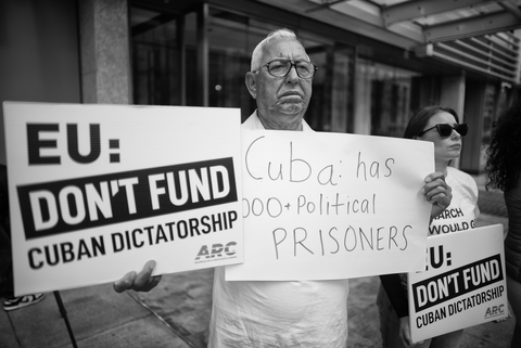 Des Cubains se sont rassemblés hier à Washington, D.C., devant la délégation de l'Union européenne, pour dénoncer le rôle de l'UE dans le financement de l'État communiste cubain. La manifestation a réuni d'importants groupes d'opposition cubains, dont l'Assemblée de la Résistance cubaine et la Marche pour la liberté de Cuba, ainsi que d'anciens prisonniers politiques cubains, des vétérans de la Baie des Cochons, le sénateur de Floride Alexis Calatayud, Miss Univers Cuba 2025 Lina Luaces et la personnalité de télévision Lili Estefan. Photo : Assemblée de la Résistance cubaine.