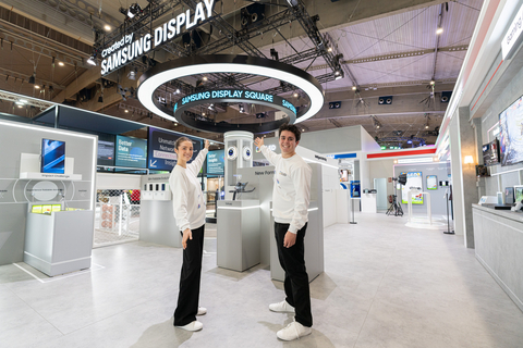 original Samsung Display participates in MWC26, held in Barcelona from March 2 to 5, marking its fourth consecutive year at the exhibition. Models pose at the entrance of Samsung Display's booth.