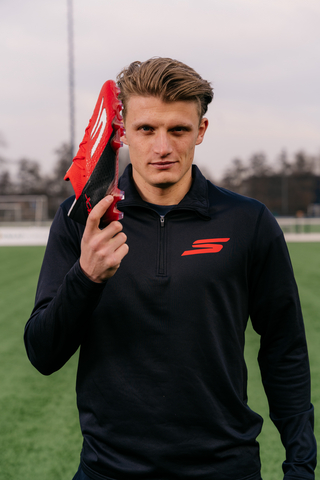 Feyenoord midfielder Sem Steijn with the Skechers SKX_2 Elite boot.
