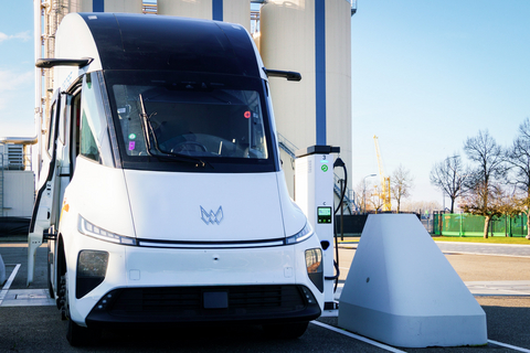 Windrose electric truck charging with Autel's MCS-enabled megawatt charging system.