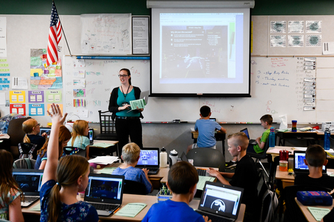 A teacher introduces her students to a Research Quest investigation. Photo by Alex Goodlett/NHMU