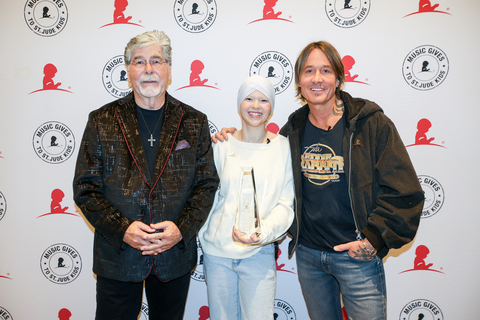 original Photo ID (L-R): Randy Owen, patient Faith, Keith Urban Photo credit: Kayla Schoen / CRS