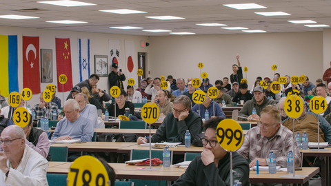 original Des acheteurs de nombreux pays misent sur la fourrure canadienne lors de l’encan de Fur Harvesters Auction Inc., tenu du 19 au 21 mars 2026 à North Bay, en Ontario.