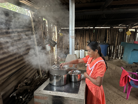 A woman cooks using an improved cookstove installed by Proyecto Mirador, a clean cooking initiative recently awarded an AA, or “Tier 1,” rating from independent carbon ratings agency Calyx Global. (Image Credit: Cool Effect)