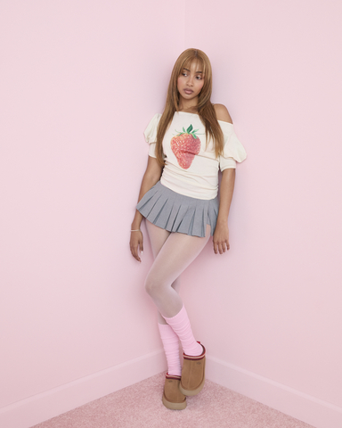 original PinkPantheress in UGG Tazz II