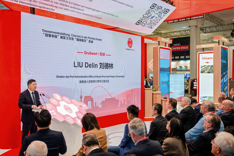 Liu Delin, Director of the Port Administration Office of Hunan Provincial People's Government, delivers a speech at the event.
