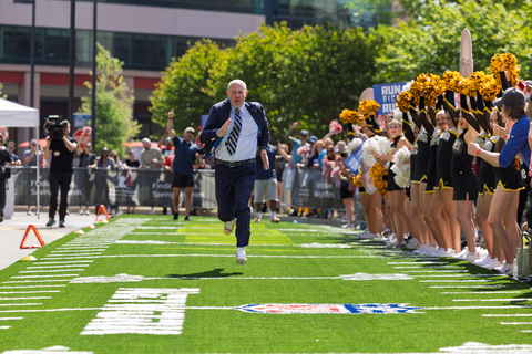 original MEMPHIS, Tenn. — Rich Eisen, one of the most recognizable voices in sports media, brings his iconic “Run Rich Run” 40-yard dash to the campus of St. Jude Children's Research Hospital, April 11, 2026. Filming the event at St. Jude was the first time in the event’s 21-year history, marking a milestone in a partnership that has raised more than $7 million to support the global mission of St. Jude and families facing childhood cancer and other life-threatening diseases.