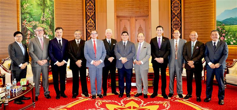 YAB Datuk Seri Hajiji Noor, Chief Minister of Sabah (centre), with SOGDC Chairman Datuk Shahelmey Yahya, SOGDC CEO Mohd Azmir Ramli, and representatives of EA Gibson Shipbrokers, ACWA Power, Aboitiz Power Ltd and WEC at Menara Kinabalu, Kota Kinabalu, 13 April 2026.