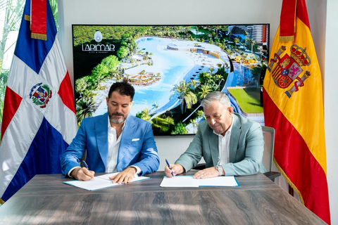 Image of the agreement signing between the CEOs.
