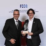 Martin_Lauziere_avec_le_prix_devant_le_logo_FCCQ.jpg