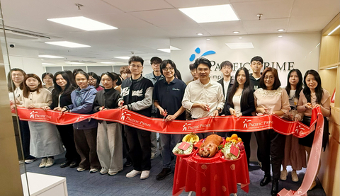 original Kwiksure快而保行政總裁鍾國銳先生慶祝擴建廣州辦公室。