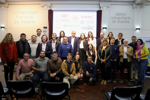 original Equipos de Cargill Argentina y UNR para la ceremonia de lanzamiento