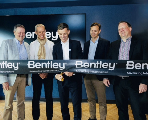 original Légende : Cérémonie d’inauguration au nouveau pôle technologique de Bentley Systems à Québec. De gauche à droite : Carl Viel, président-directeur général, Québec International; Julien Moutte, directeur de la technologie, Bentley Systems; Bruno Marchand, maire de Québec; Nicholas Cumins, président-directeur général, Bentley Systems; et François Valois, vice-président principal, Bentley Open Applications, Bentley Systems. (Image reproduite avec l’aimable autorisation de Bentley Systems)