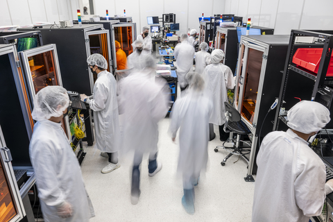 original PsiQuantum personnel inside the fiber attach assembly facility at PsiFactory in Milpitas, California. PsiQuantum’s chip-to-fiber coupling technology performs beyond-state-of-the-art, and the company’s future partnership with the Department of Commerce will enable the company to accelerate its advanced packaging technology. (Credit: PsiQuantum)