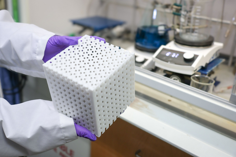original One of Supra’s proprietary cartridges, engineered with custom microchannel geometry to maximize selectivity and flow rate beyond incumbent critical mineral recovery methods. Photo credit: Genesis Cosme, The University of Texas at Austin.