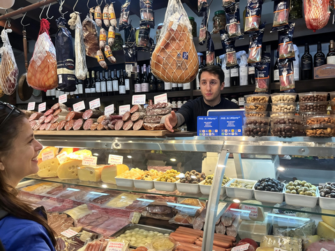 original Facilitated by Alipay+ and PVS, travellers from Asia and Europe can now use their familiar home e-wallets and banking apps to make QR code payments at PVS merchants, starting with initial rollouts in Chile and Argentina.