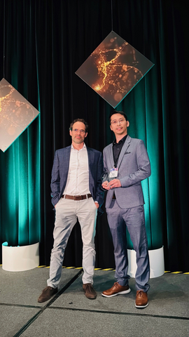 original Chris Smith (left) presents the “Startup of the Year” award to Emtar Technologies Founder and CEO Dr. Min-Yu (Alvis) Huang.