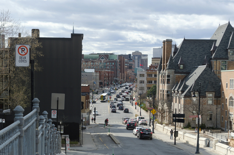 Circulation à Montréal, où la Ville déploie Derq INSIGHT à 100 intersections dans le cadre de son initiative de Système d’analyse de la sécurité et de la mobilité aux intersections, alimentée par l’IA. Crédit photo : Robert MacLeod.