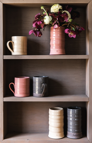 original Benjamin Moore and Farmhouse Pottery create an exclusive ceramics collection inspired by the stylish sophistication of Color Trends 2026. The collection features two handcrafted pieces that are available in Silhouette AF-655, Southwest Pottery 048 and Sherwood Tan 1054.