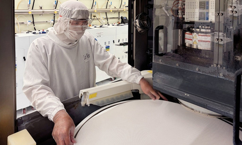 original A technician installs an Optivision™ Max pad on a platen in Qnity’s polishing lab at the Asia CMP Manufacturing & Technology Center in Hsinchu (Jhunan), Taiwan. The Optivision™ Max CMP pad platform is designed for advanced semiconductor manufacturing.