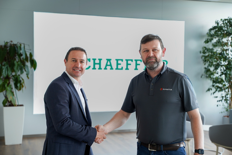 Caption: Unterzeichnung der Zusammenarbeit (von links): Rodrigo Peres, Senior Vice President Business Unit Vehicle and Battery Controls bei Schaeffler AG, und Marc Synnot, General Manager Ireland Operations bei Sonatus.