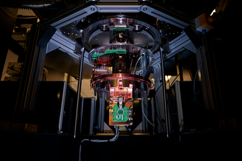 original This photo depicts a current trapped ion system from IonQ. The system to be delivered to Horizon will be IonQ’s next-generation 256-qubit technology.