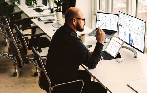 original A fleet safety manager monitors driver risk in real time using SafeGuard, Powerfleet's AI-powered risk intelligence solution now available to Australian fleets.
