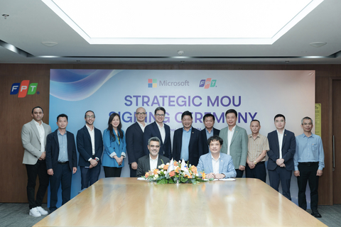 Representatives of FPT and Microsoft at the signing ceremony, formalizing an expanded strategic collaboration to advance AI Frontier innovation across Asia