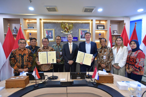original Secretary General (Sekjen) of the Ministry of Villages and Development of Disadvantaged Regions (Kemendes PDT), Taufik Madjid, signed a Memorandum of Understanding with Ampowr Co-CEO, Eric van Honk.