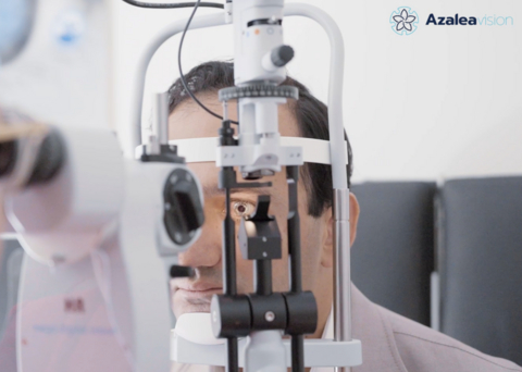 original Azalea Vision Co-founder and CTO Andrés Vásquez Quintero undergoing an on-eye evaluation of the ALMA smart contact lens.