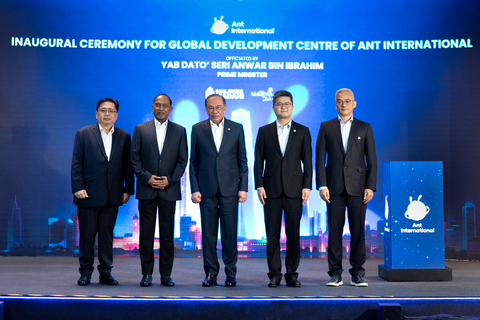 original L to R: Datuk Fabian Bigar, Secretary General to Ministry of Digital, YB Senator Dato' Seri DiRaja Dr. Zambry bin Abd Kadir, Minister of Higher Education, YAB Dato' Seri Anwar Bin Ibrahim, Prime Minister of Malaysia, Cyril Han, CEO of Ant Group, Peng Yang, CEO of Ant International