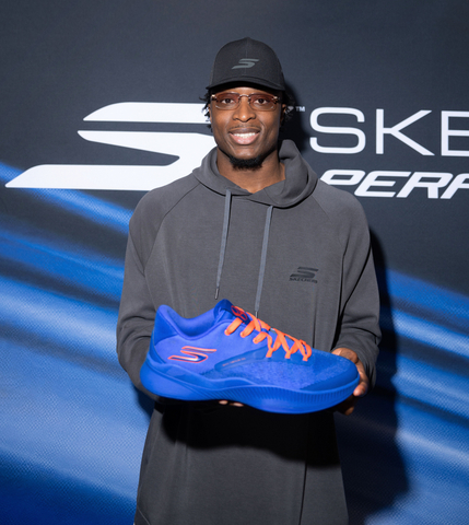 Skechers Basketball athlete OG Anunoby holds his SKX Nexus “NYC Blue” Player Edition, which quickly sold out following its exclusive launch on Skechers.com.