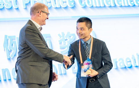 Thorsten Giehler (L), Director of the Economic, Social Development and Employment Division of The German Society for International Cooperation (GIZ), delivered the award to Zhou Fangchao, Executive Director and Vice President of Global New Material International.
