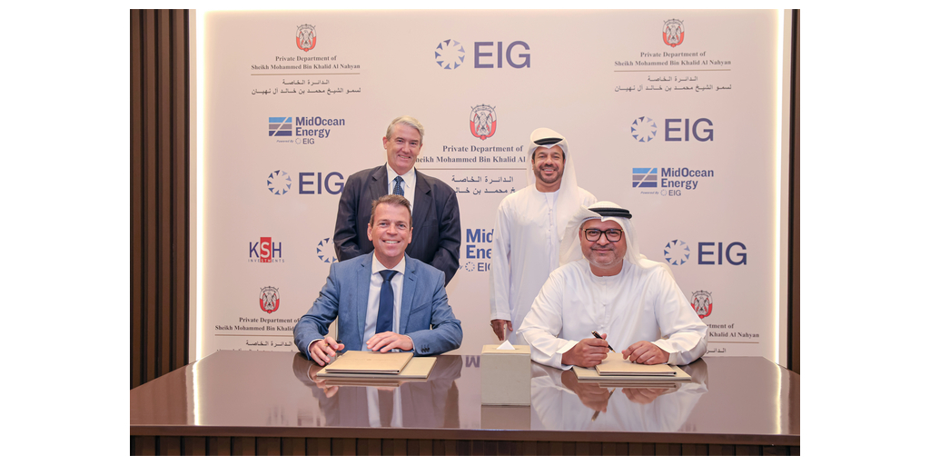 Private Department of Sheikh Mohammed bin Khalid Al Nahyan Invests in MidOcean Energy and Forms Strategic Partnership with EIG 1 Photo 3 Mr. Mohammed Al Hashmi Signs With Mr. Matar Hamdan Al Ameri Standing Behind Him %28Right%29%2C Mr. Armand Lumens Signs With Mr. R. Blair Thomas Standing Behind Him %28Left%29