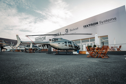 Bell comemora a entrega do 700º Bell 505 durante o Farnborough International Airshow