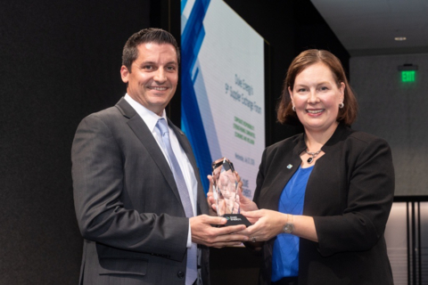 Black & Veatch CFO Michael Williams receives award from Duke Energy's Katie Aittola, senior vice president Supply Chain and Real Estates, Chief Procurement Officer. Photo credit: Kevin Douglas, CapturedByKevin.com