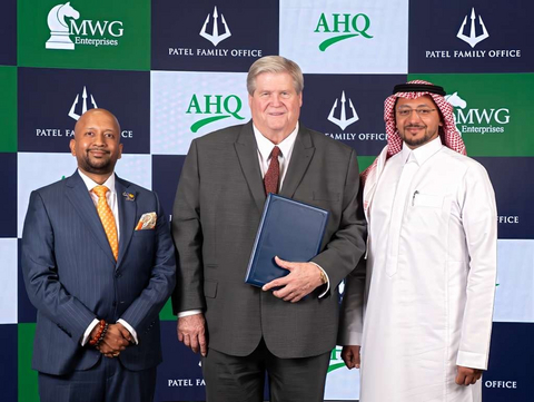 original ويظهر في الصورة من اليسار إلى اليمين: Lakshmi Narayanan، نائب رئيس Patel Family Office؛ وMarc W. Gunderson، مؤسس MWG Enterprises؛ وعبدالملك القحطاني، الرئيس التنفيذي للمجموعة في AHQ Group