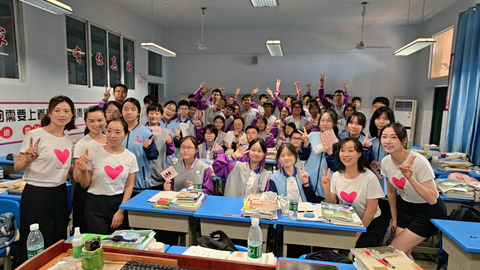 original Mary Kay China supports the Hope for Pearl Program, providing financial assistance to girls from economically disadvantaged areas to receive a life-changing education, opening doors to new possibilities and bright futures.
(Photo Courtesy: Mary Kay China)