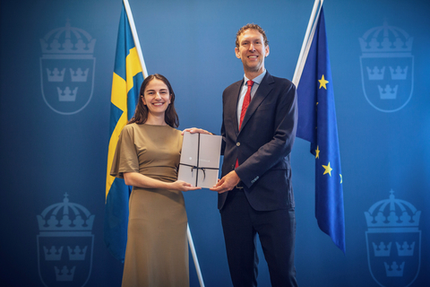 original Sweden's Minister for Climate and the Environment, Romina Pourmokhtari, with Blykalla CEO Jacob Stedman