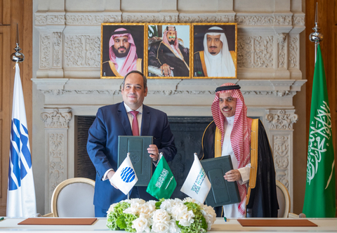 H.H. Prince Faisal bin Farhan Al Saud, Minister of Foreign Affairs of the Kingdom of Saudi Arabia, and Dimitri S. Kerkentzes, Secretary General of the BIE, at the ceremony.