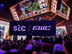 Aficionados sostienen en alto la pancarta de stc/EWC durante la gran final de la Copa Mundial de Esports 2026 en el Accor Arena de París