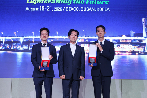 UDC Korea Deputy Director, SongGeun Lee (center) presents the UDC Innovative Research and Pioneering Technology Awards to Jae Sung Kim (left) and Jae Min Jang (right) at IMID 2026.