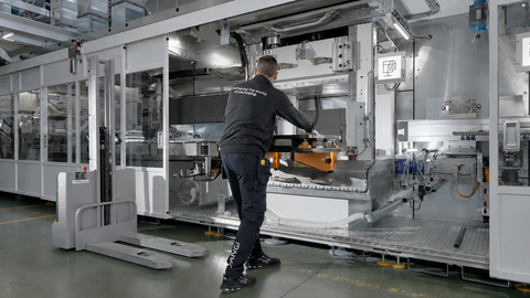 By combining airlaid fiber technology with 3D thermoforming, a system never before used to create rigid, cellulose-based packaging, Yangi is showing what's possible using renewable materials.